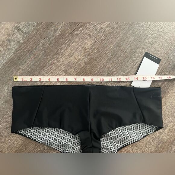 Nike Women Hydralock Fusion Cheeky Kickshort-Size Large - Picture 8 of 10